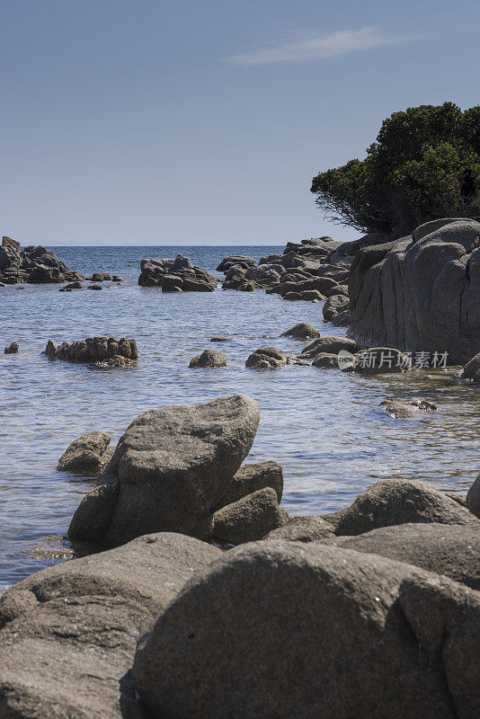科西嘉岛Bonifacio附近的Plage de San Giovani岩石海岸线